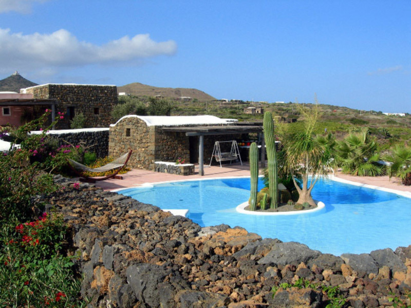 piscina del cuore con vista dammuso 2 posti e collina 67089