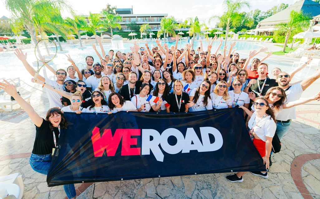 gruppo weroad foto striscione piscina