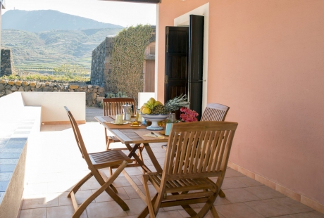 Veranda_esterna_con_tavolo_e_ducchena.jpg
